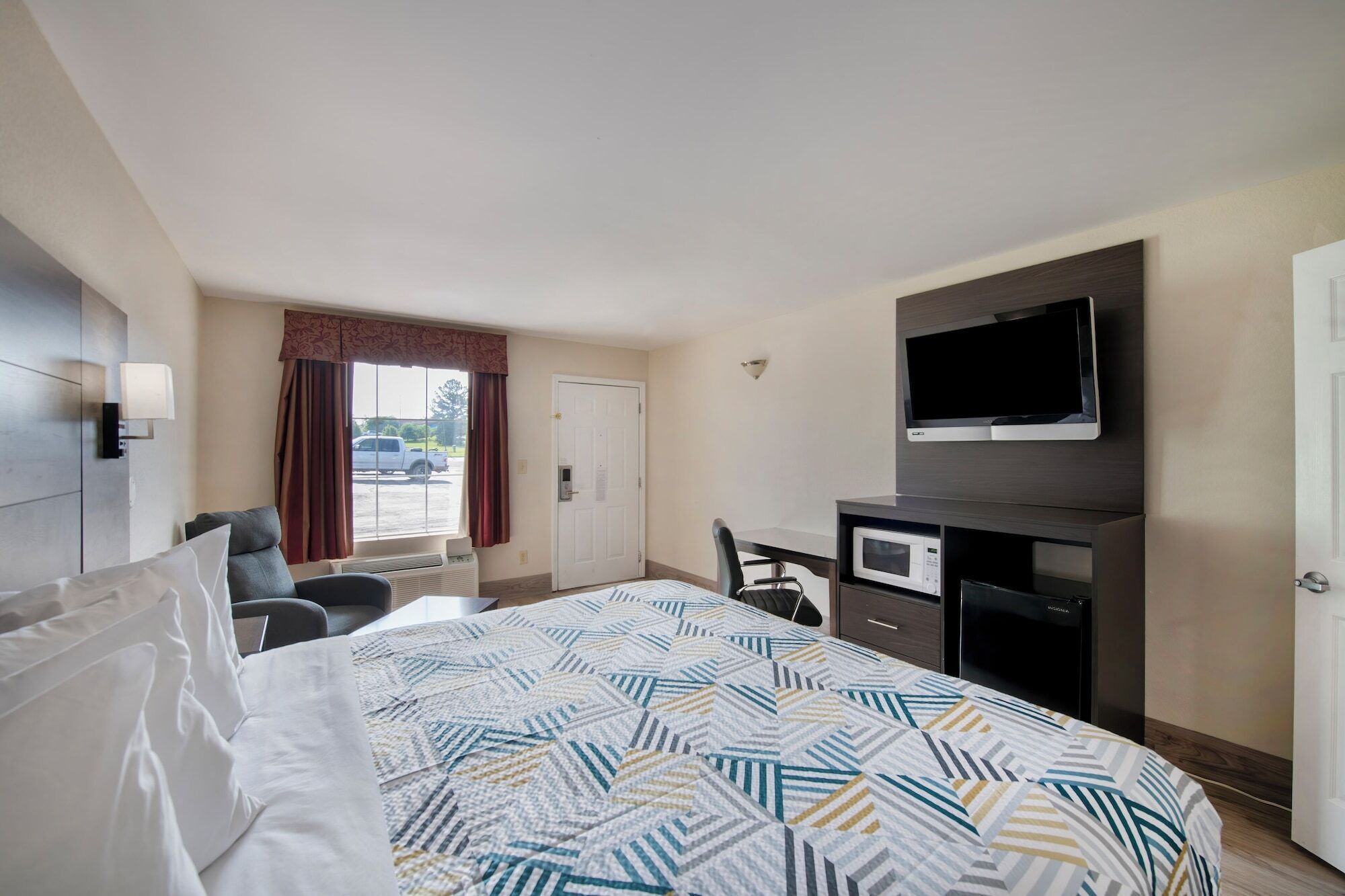 Rom, 1 queensize-seng, ikke-røyk, kjøleskap og mikrobølgeovn | Senger med overmadrass, safe på rommet, skrivebord og blendingsgardiner