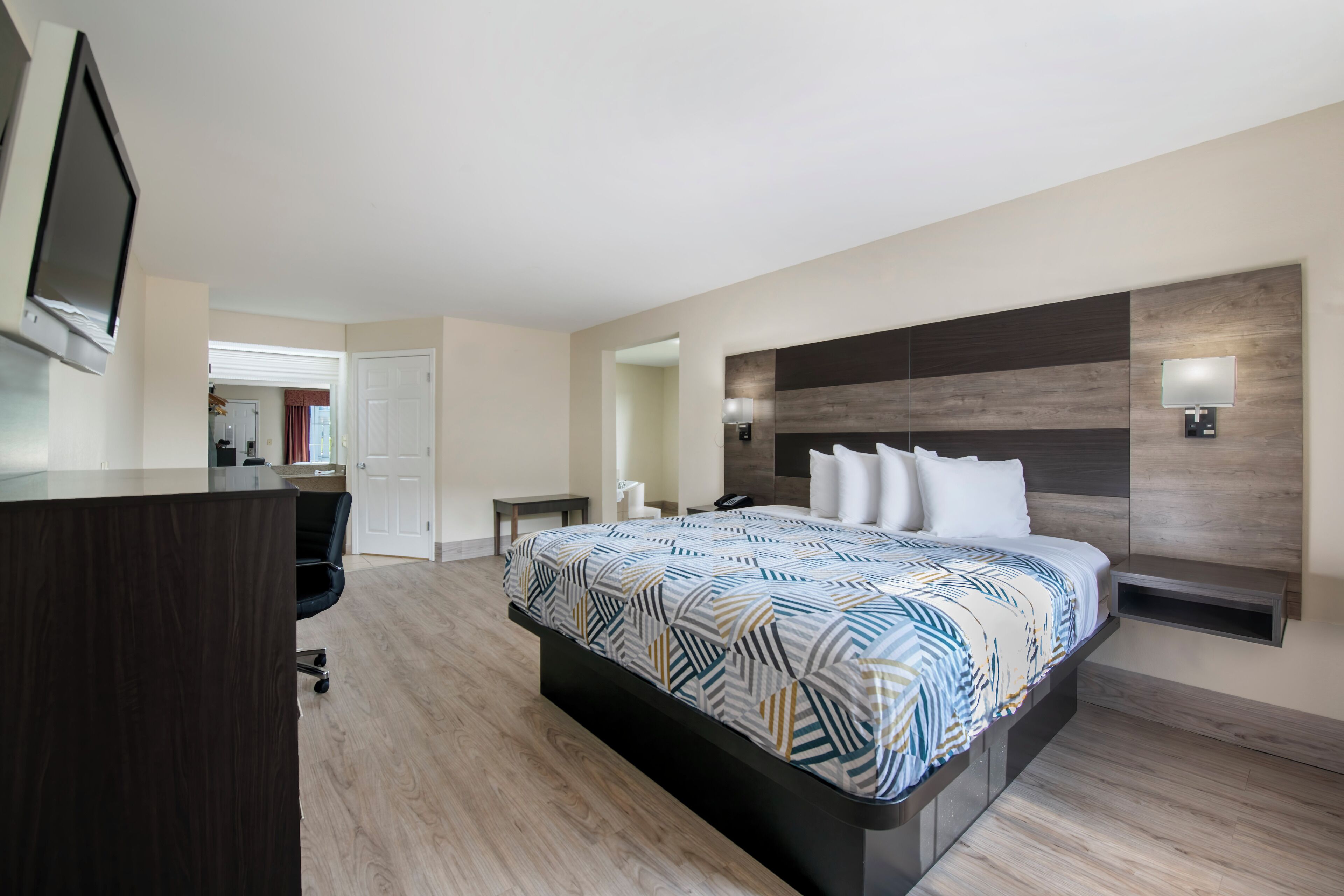 Habitación, 1 cama de matrimonio, no fumadores, frigorífico y microondas | Colchones con acolchado adicional, caja fuerte, escritorio