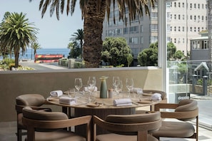 2 restaurants; breakfast served  - Protea Hotel by Marriott Cape Town Sea Point (Cape Town)