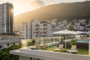 Piscina externa, guarda-sóis, espreguiçadeiras