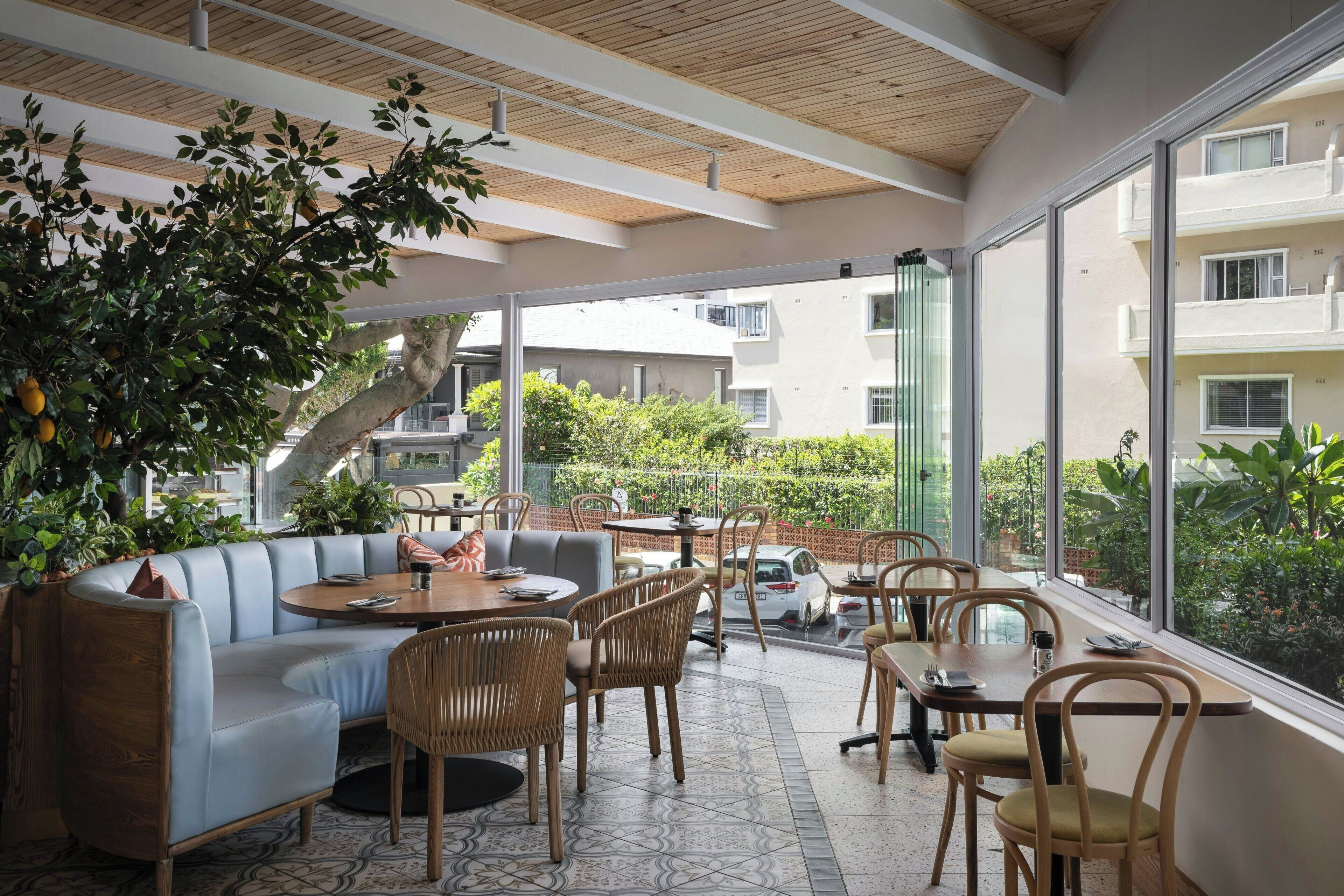 2 restaurants, breakfast served