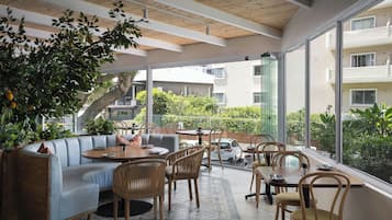 2 restaurants, breakfast served