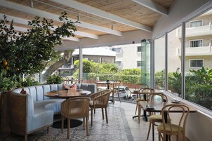 2 か所のレストラン、朝食に営業