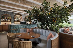 2 개의 레스토랑, 아침 식사 제공