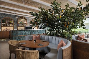 2 か所のレストラン、朝食に営業