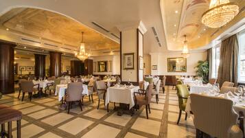 Daily buffet breakfast (ZAR 215 per person)