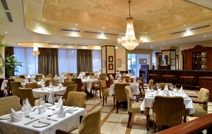 Petit-déjeuner, déjeuner et dîner servis sur place, vue sur la plage