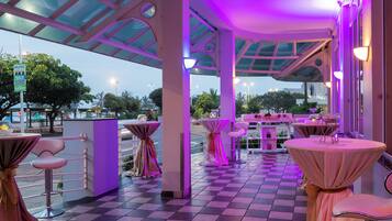 Melayani sarapan, makan siang, makan malam; dengan pemandangan pantai