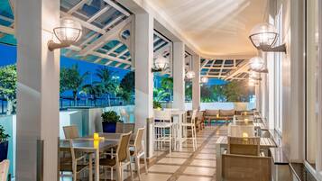 Serveert ontbijt, lunch, diner, stranduitzicht