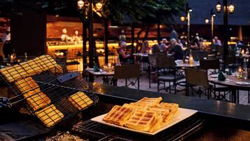 3 restaurantes, com serviço de café da manhã e almoço; culinária local