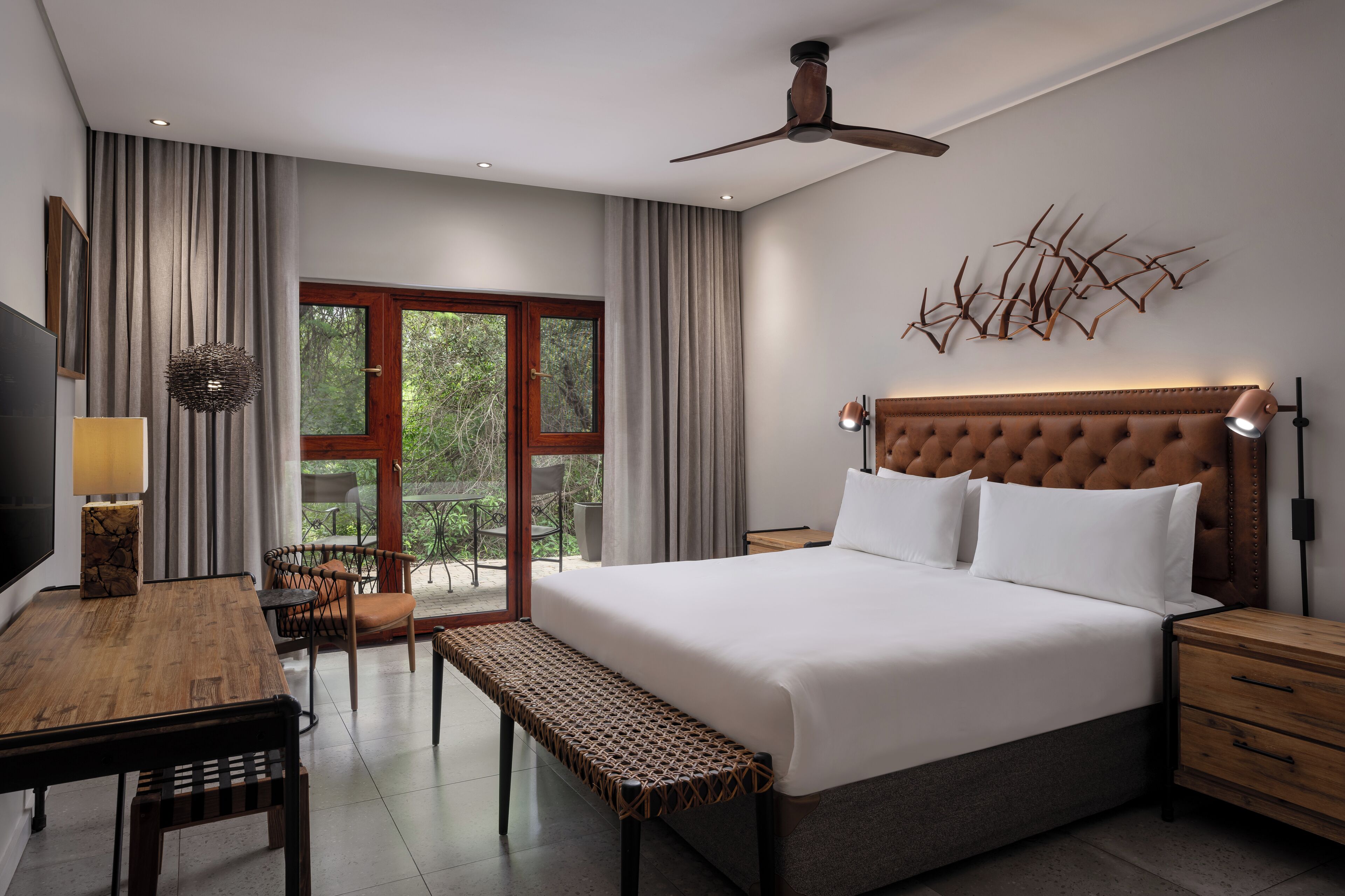 Executive-huone | Ylelliset vuodevaatteet, minibaari, tallelokero huoneessa, työpöytä