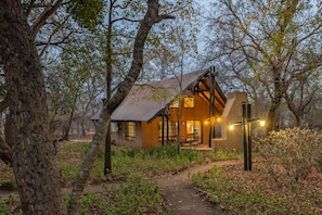 Kruger Self-Catering Chalet | Terrace/patio