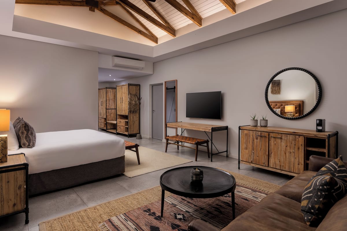 Presidentiële suite | Luxe beddengoed, een minibar, een kluis op de kamer, een bureau