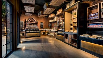3 restaurantes, se sirven desayunos, comidas, cenas y cocina local