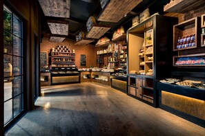 3 restaurants servant le petit déjeuner, spécialités Cuisine locale