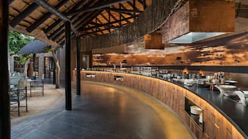 3 間餐廳;供應早餐、午餐、晚餐;本地菜