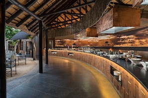 3 restaurants, breakfast, lunch, dinner served; local cuisine