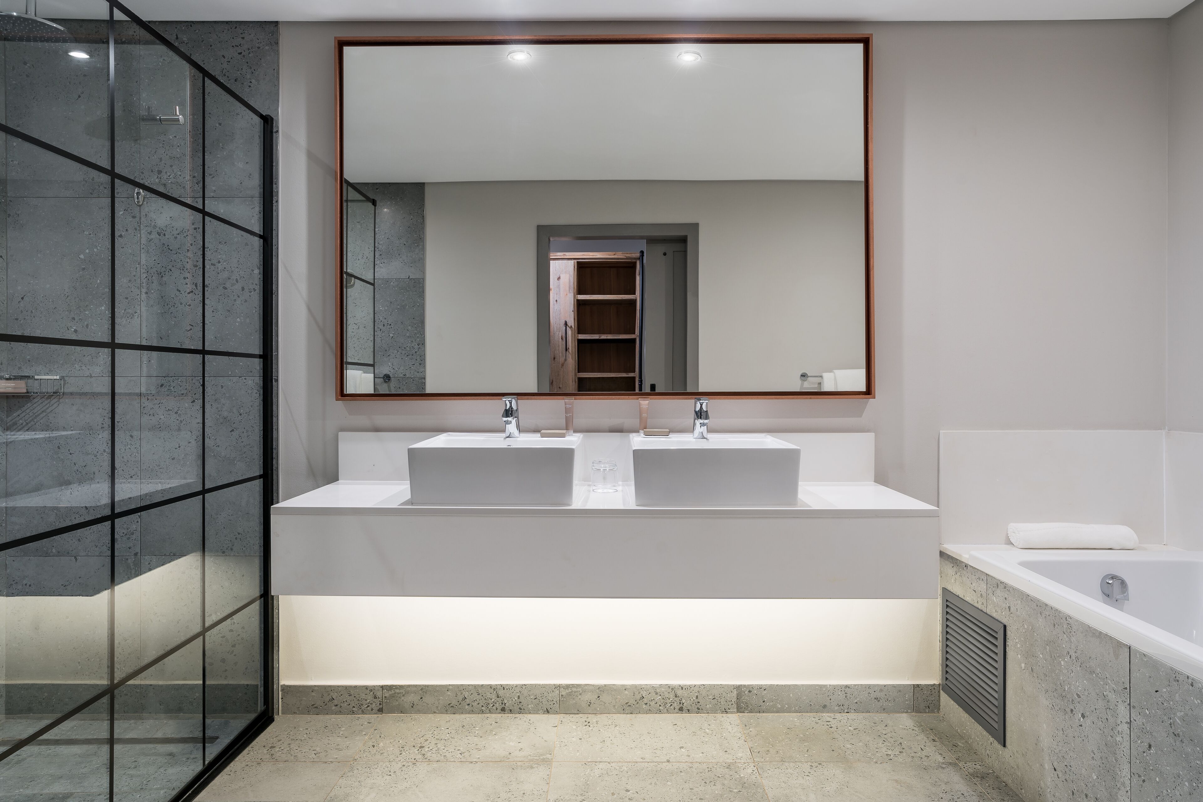 kruger executive suite | bathroom | shower, free toiletries, hair dryer, towels