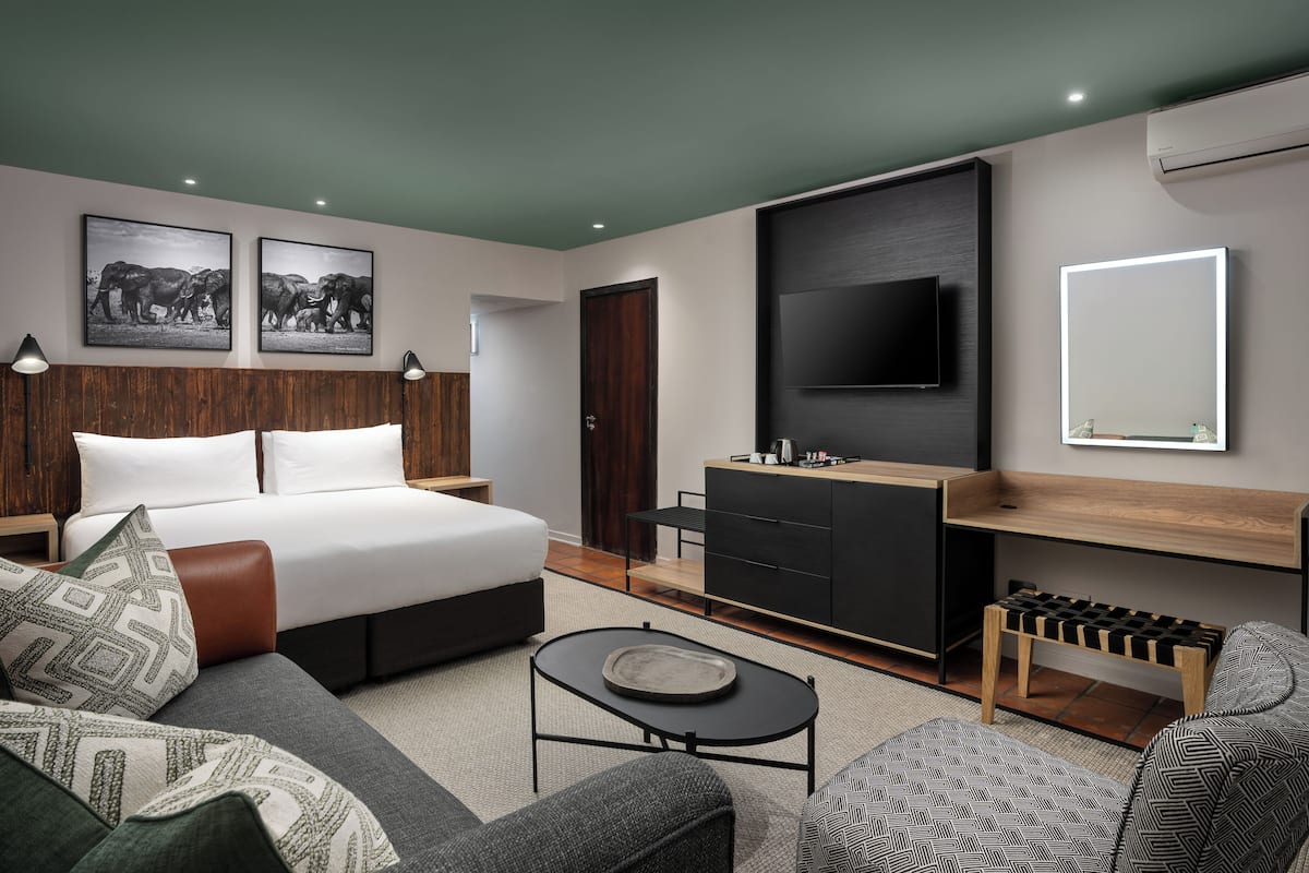 Tweepersoonskamer | Luxe beddengoed, een minibar, een kluis op de kamer, een bureau