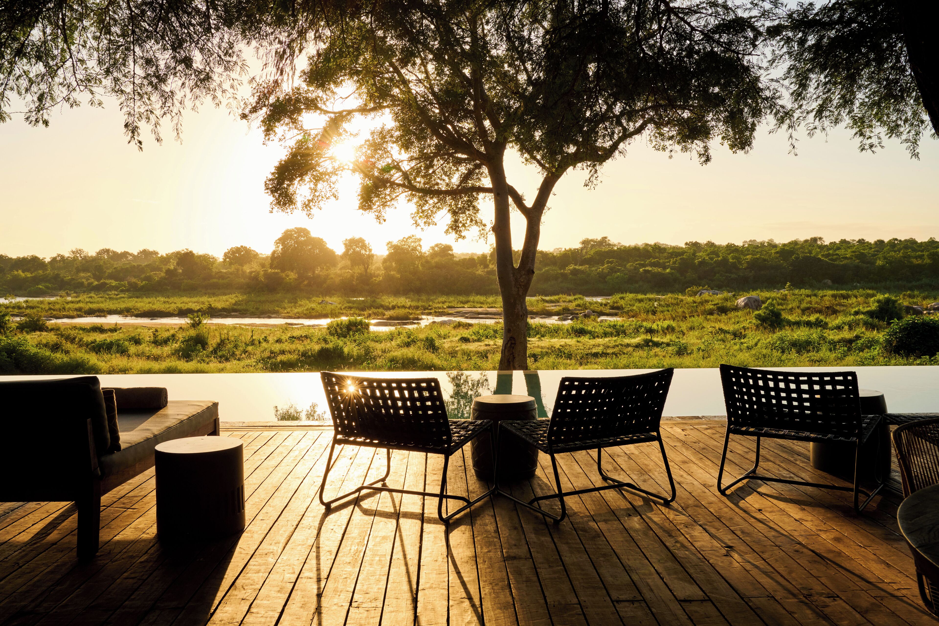 2 piscines extérieures, chaises longues