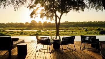 2 piscines extérieures, chaises longues
