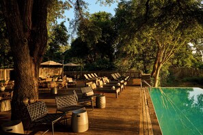 2 piscines extérieures, chaises longues
