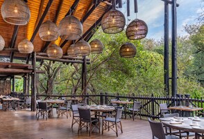 3 restaurantes, com serviço de café da manhã e almoço; culinária local