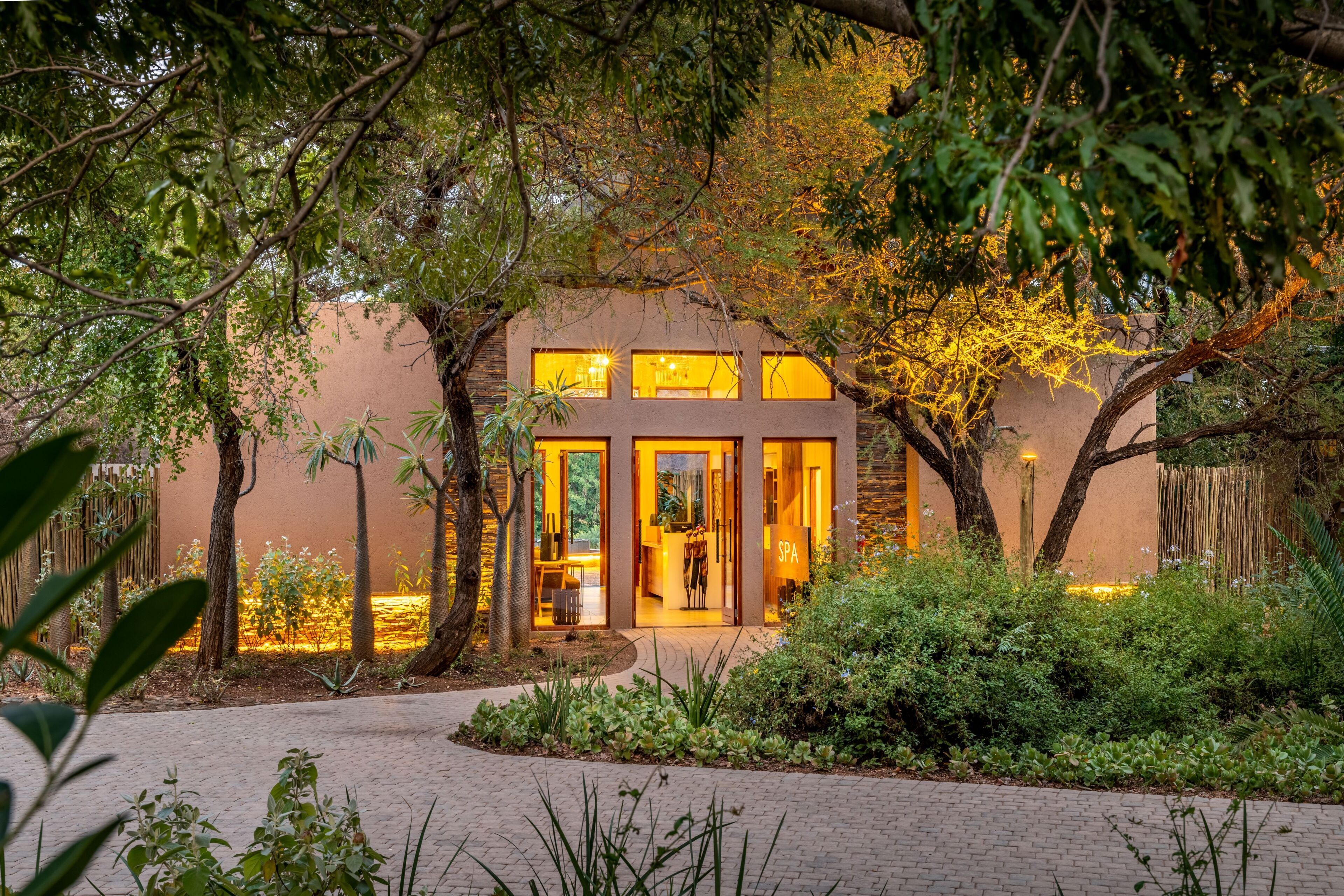 Tratamientos corporales, aromaterapia, masajes con piedras calientes 