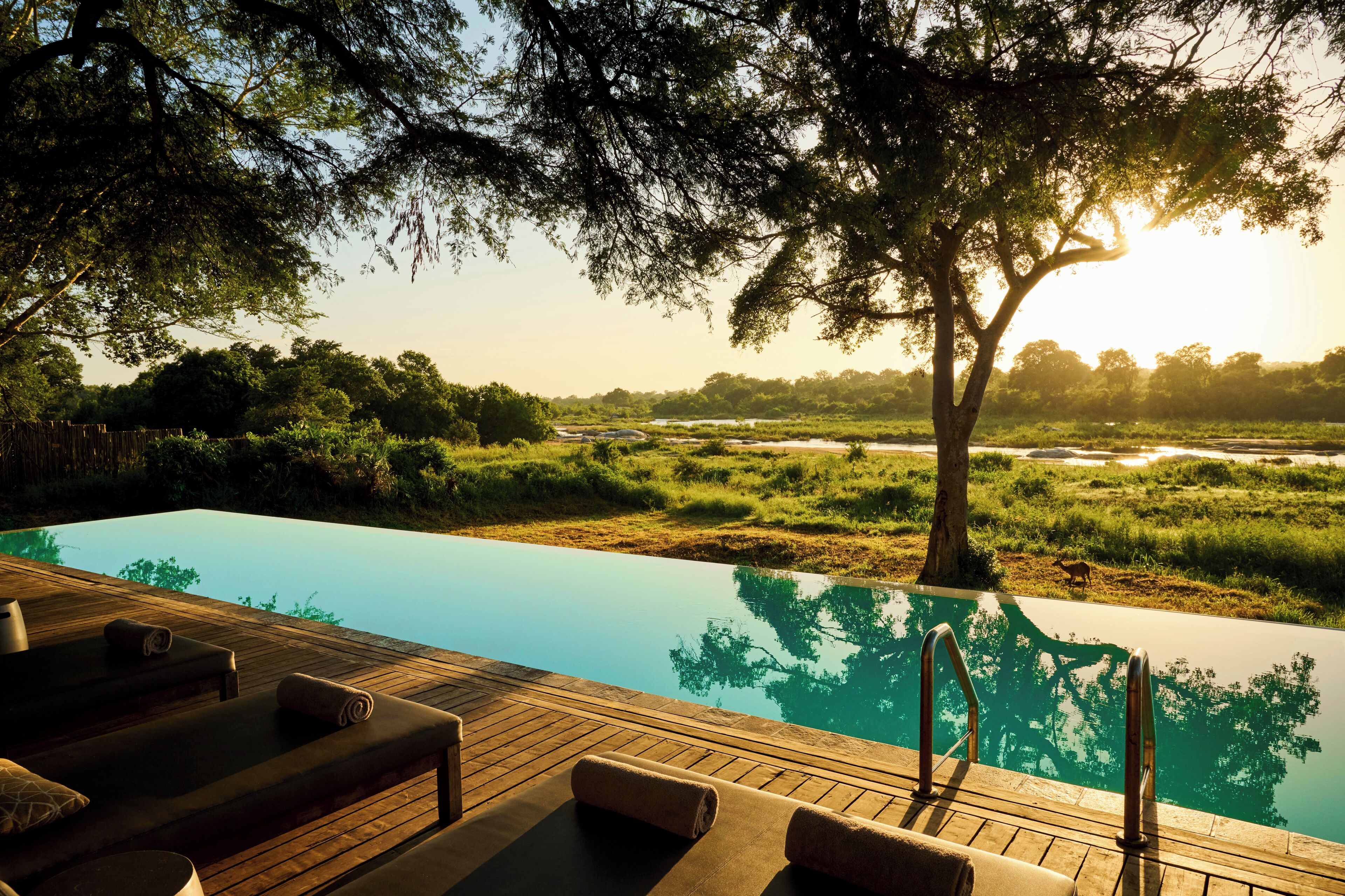 2 outdoor pools, pool loungers