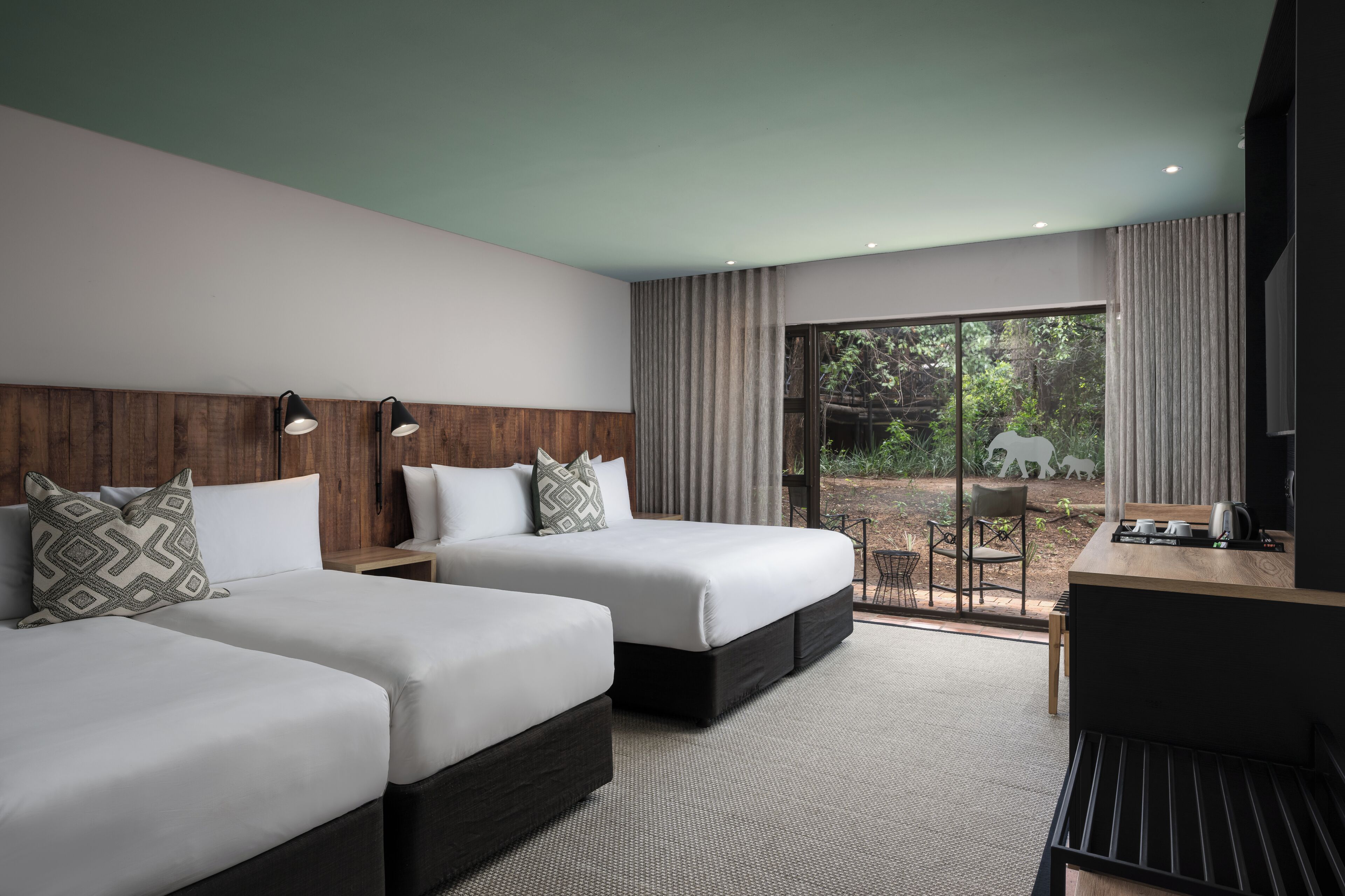 Luksushuone | Ylelliset vuodevaatteet, minibaari, tallelokero huoneessa, työpöytä