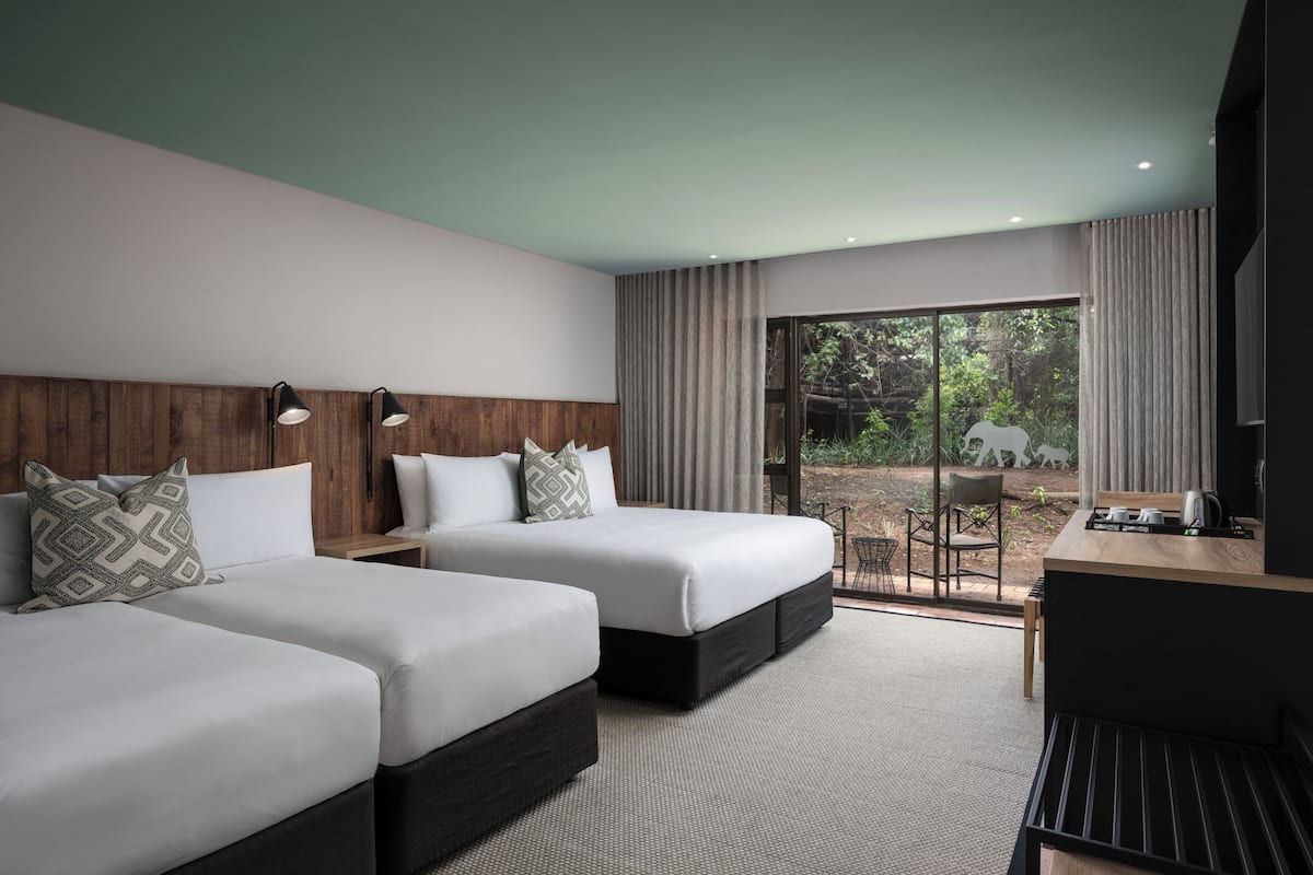 Luxe kamer | Luxe beddengoed, een minibar, een kluis op de kamer, een bureau