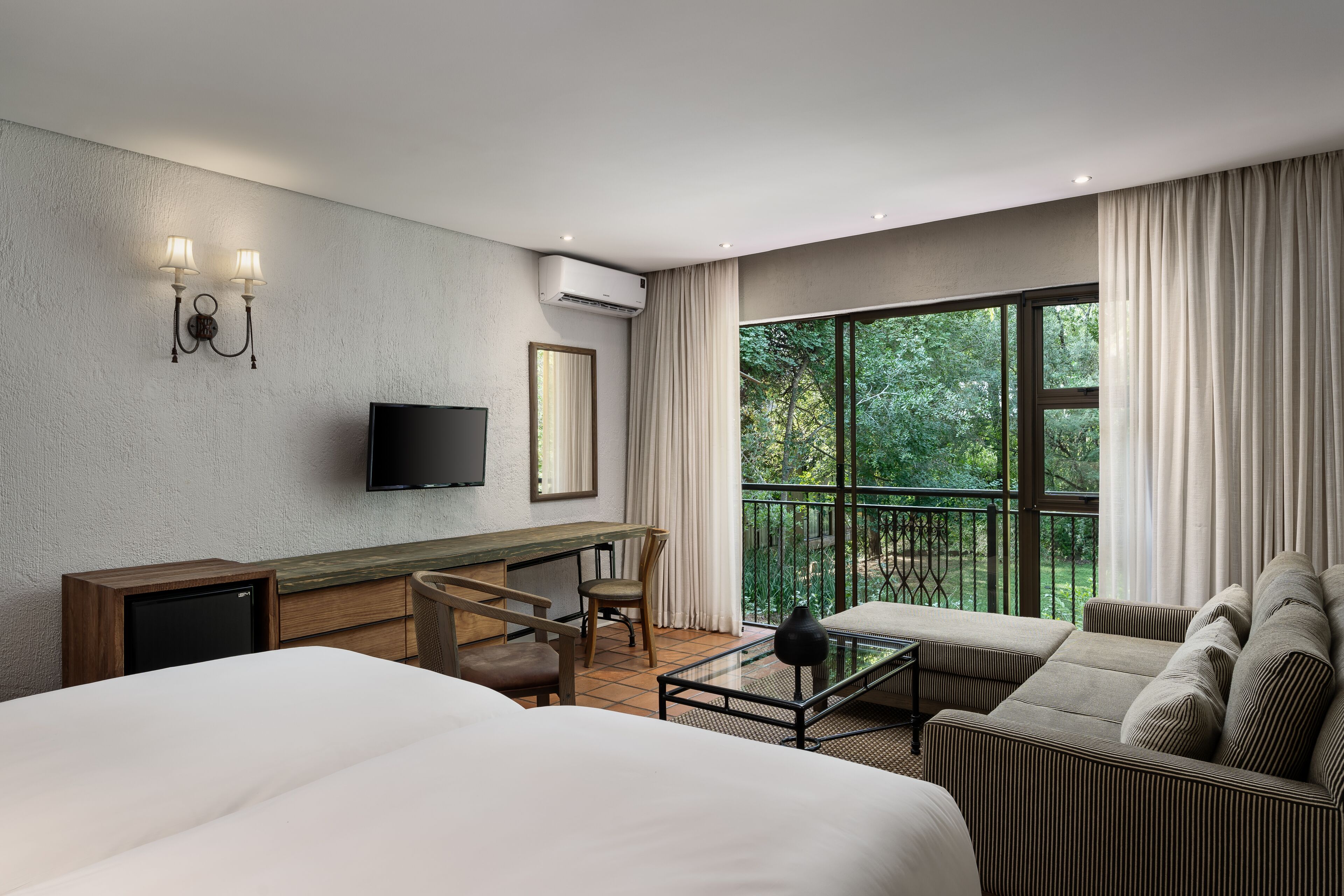 kruger deluxe twin room | living area | lcd tv