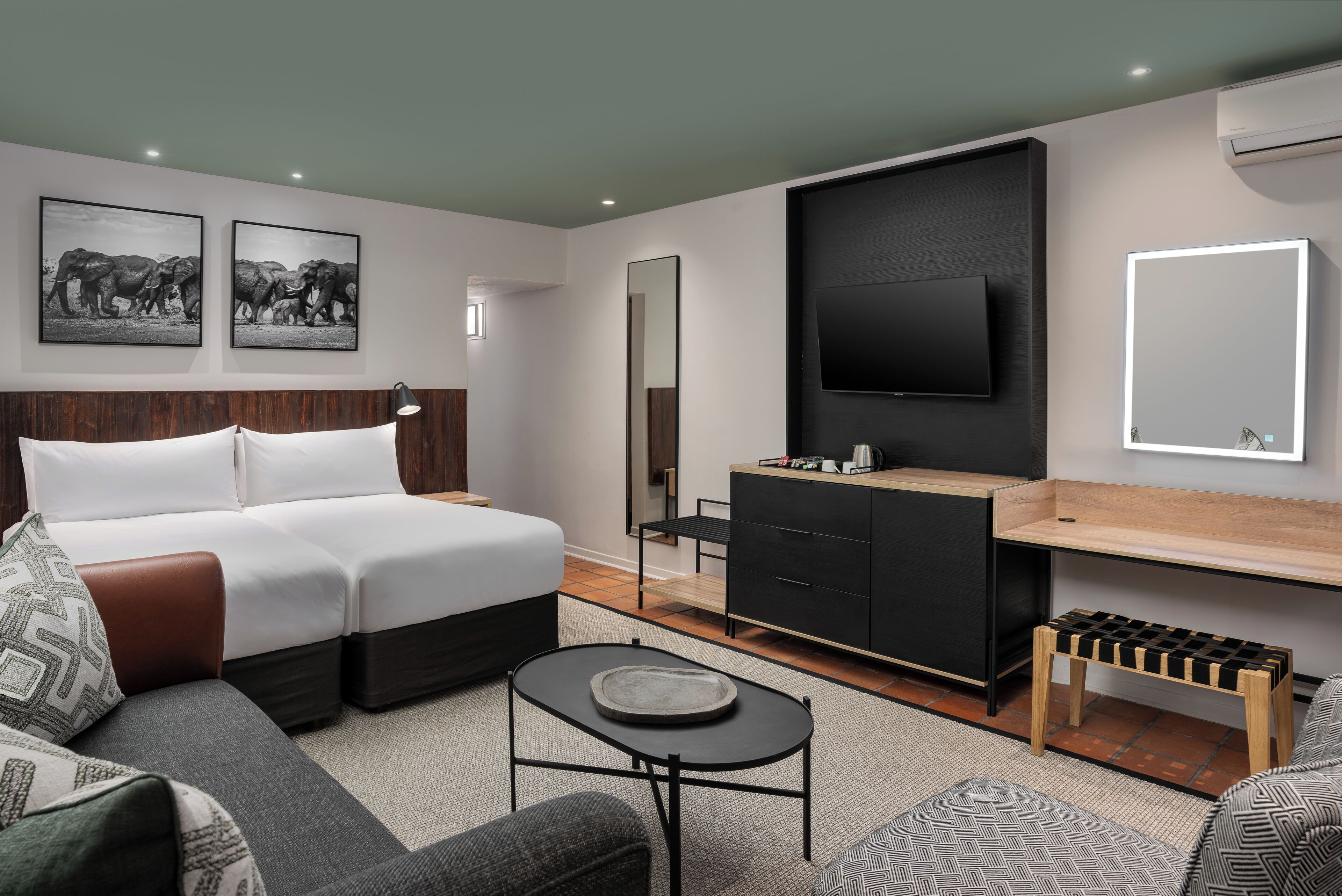 Kahden hengen huone (kaksi sänkyä) | Ylelliset vuodevaatteet, minibaari, tallelokero huoneessa, työpöytä