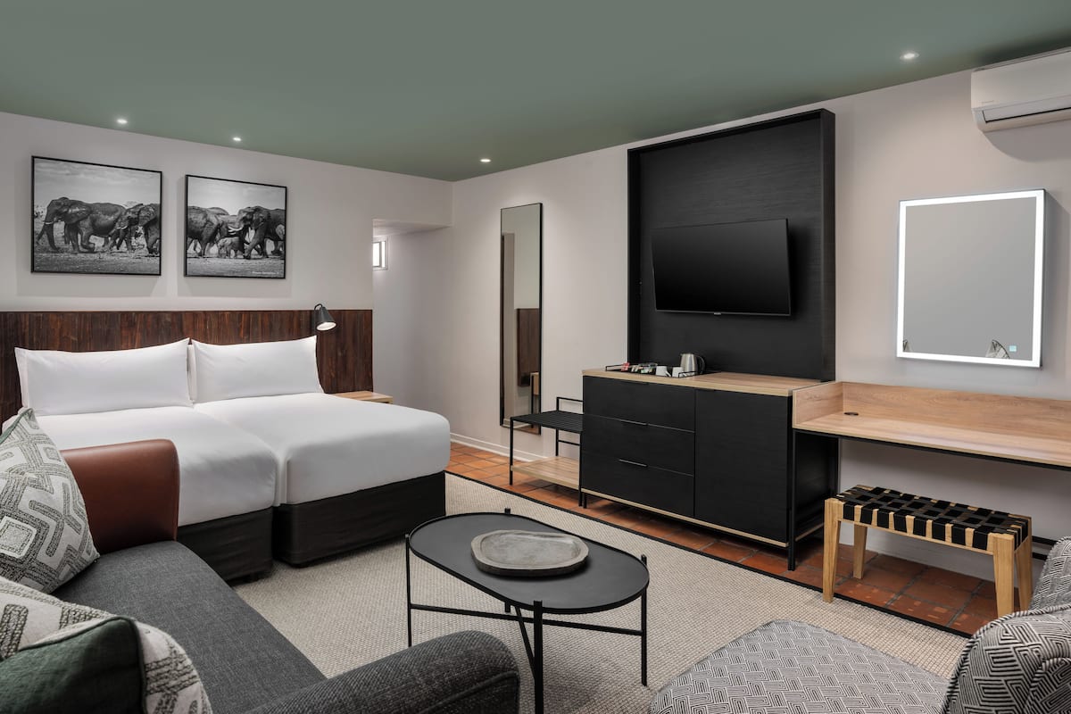 Twin kamer | Luxe beddengoed, een minibar, een kluis op de kamer, een bureau