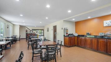 Café da manhã com buffet grátis todos os dias