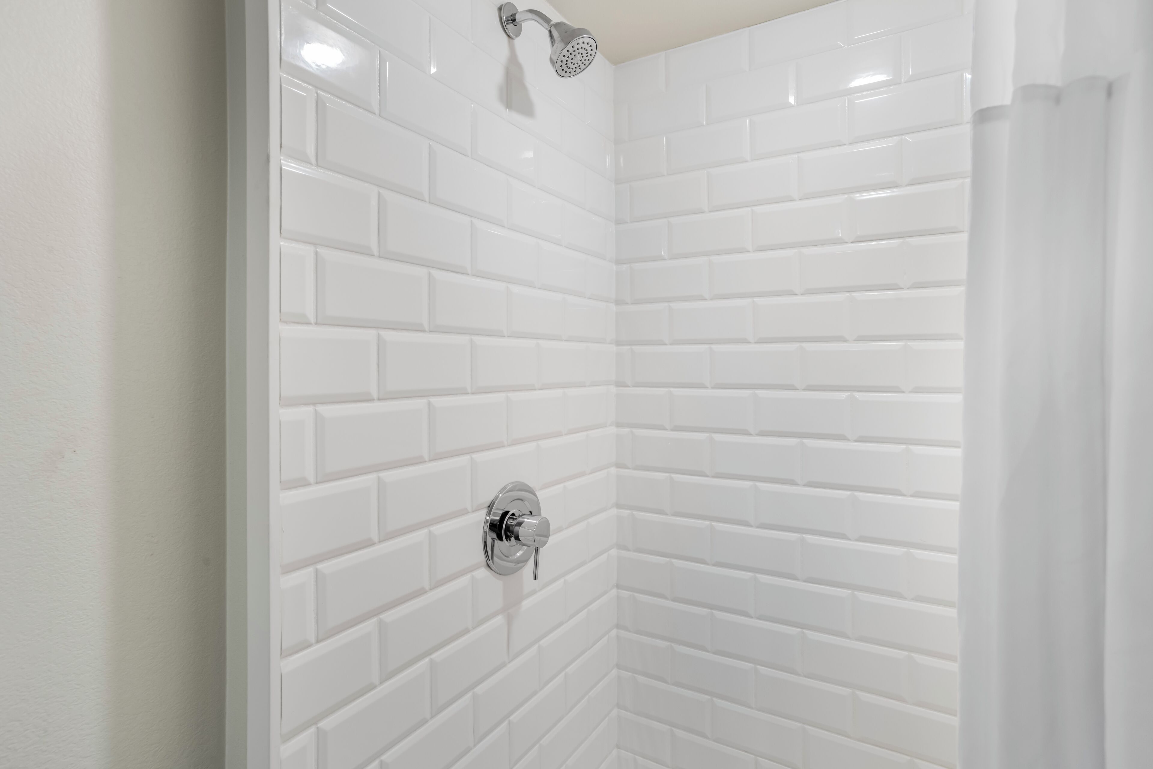 Douche, séchoir à cheveux, serviettes fournies