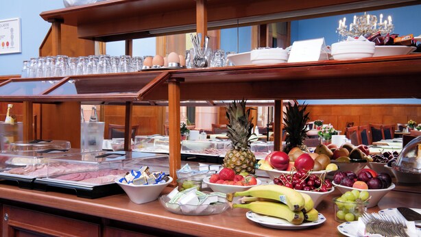 A buffet with various food items and utensils. - Hotel Amberger (Würzburg)