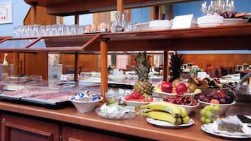 Lunch, dinner served; Italian cuisine, al fresco dining