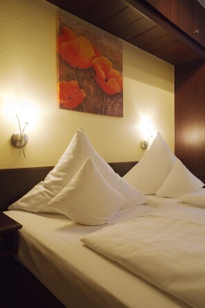 Quarto casal econômico, 1 cama Queen | Roupas de cama antialérgicas, escrivaninha