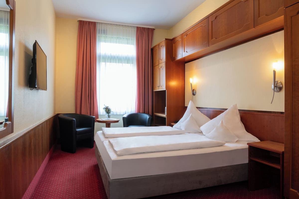 Double Room | Hypo-allergenic bedding, desk, laptop workspace, blackout drapes