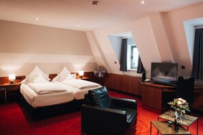 Hypo-allergenic bedding, desk, laptop workspace, blackout curtains - Hotel Amberger (Würzburg)