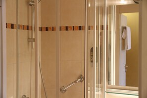 Single Room | Bathroom | Hair dryer, towels