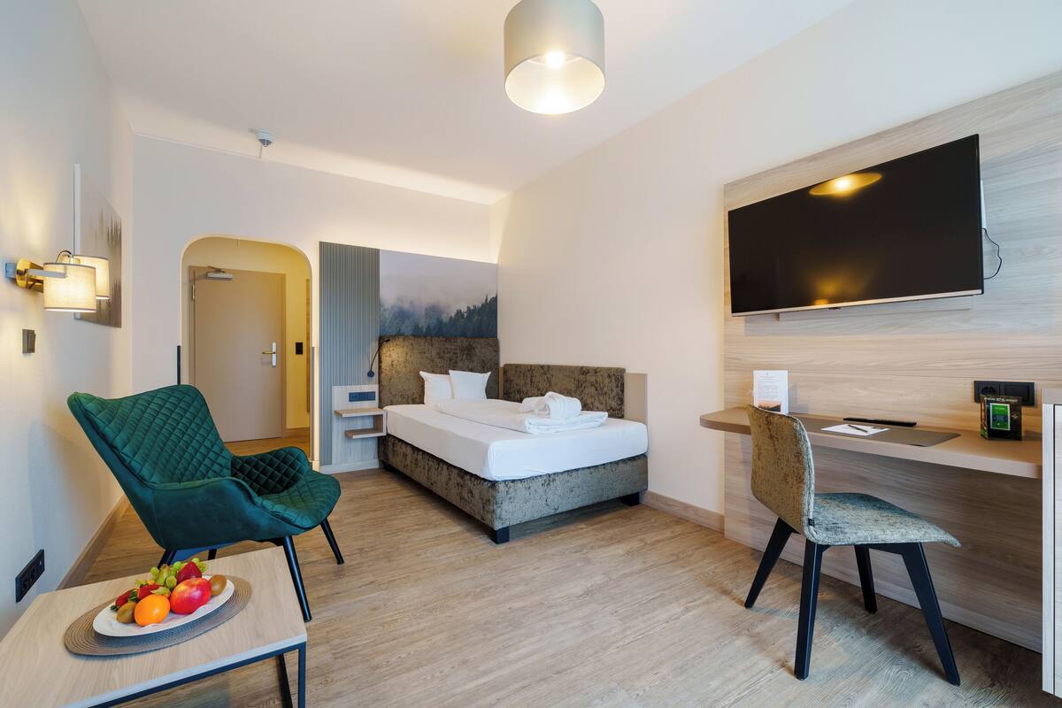 Standard Single Room, Non Smoking | Hypo-allergenic bedding available, in-room safe, desk, blackout drapes