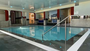 Piscine couverte, chaises longues