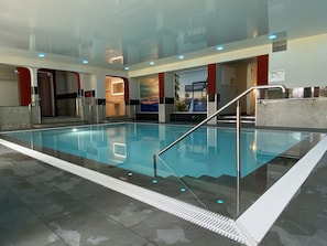 Piscine couverte, chaises longues