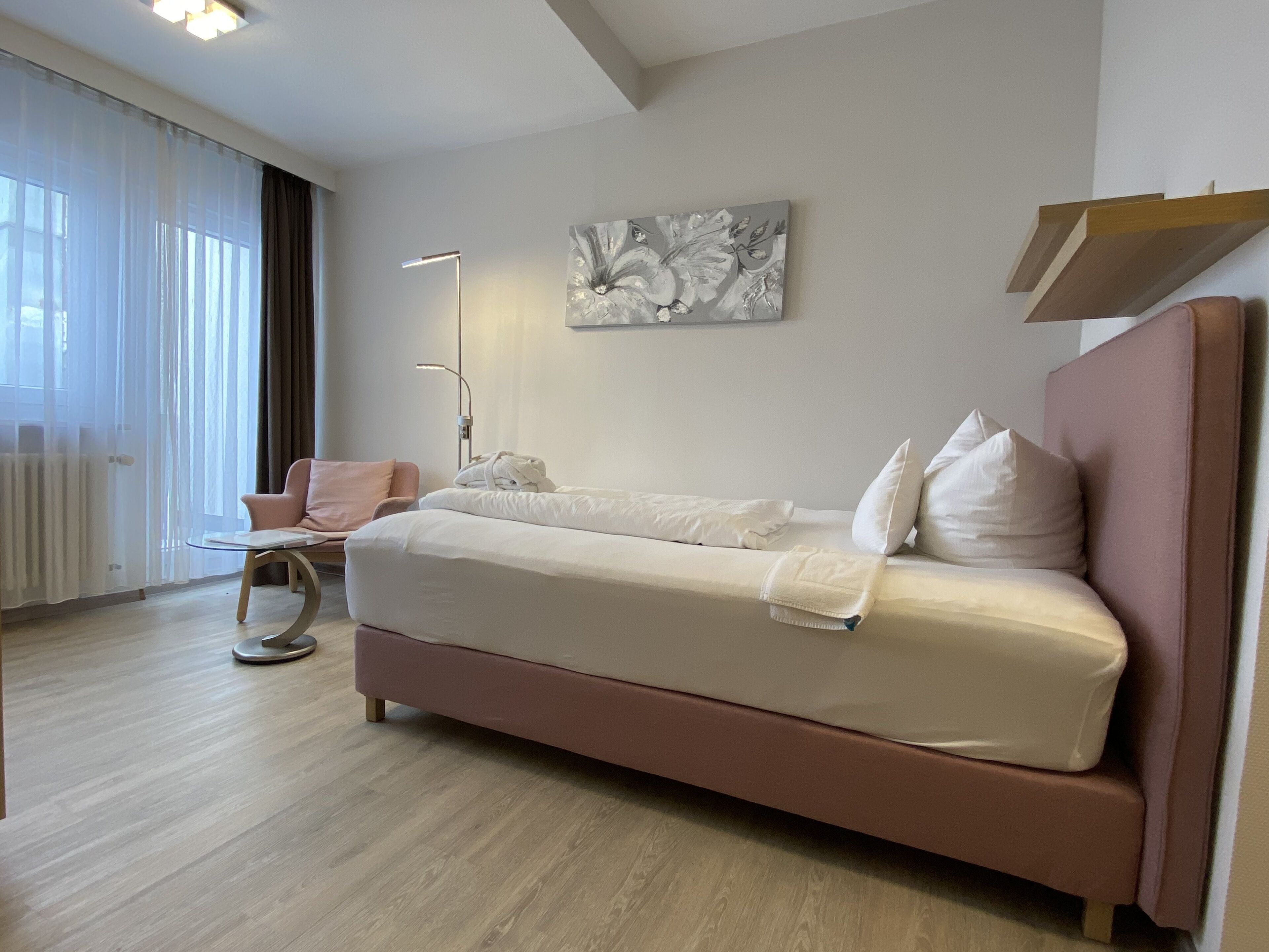 standard single room, non smoking | hypo-allergenic bedding, in-room safe, individually decorated, desk