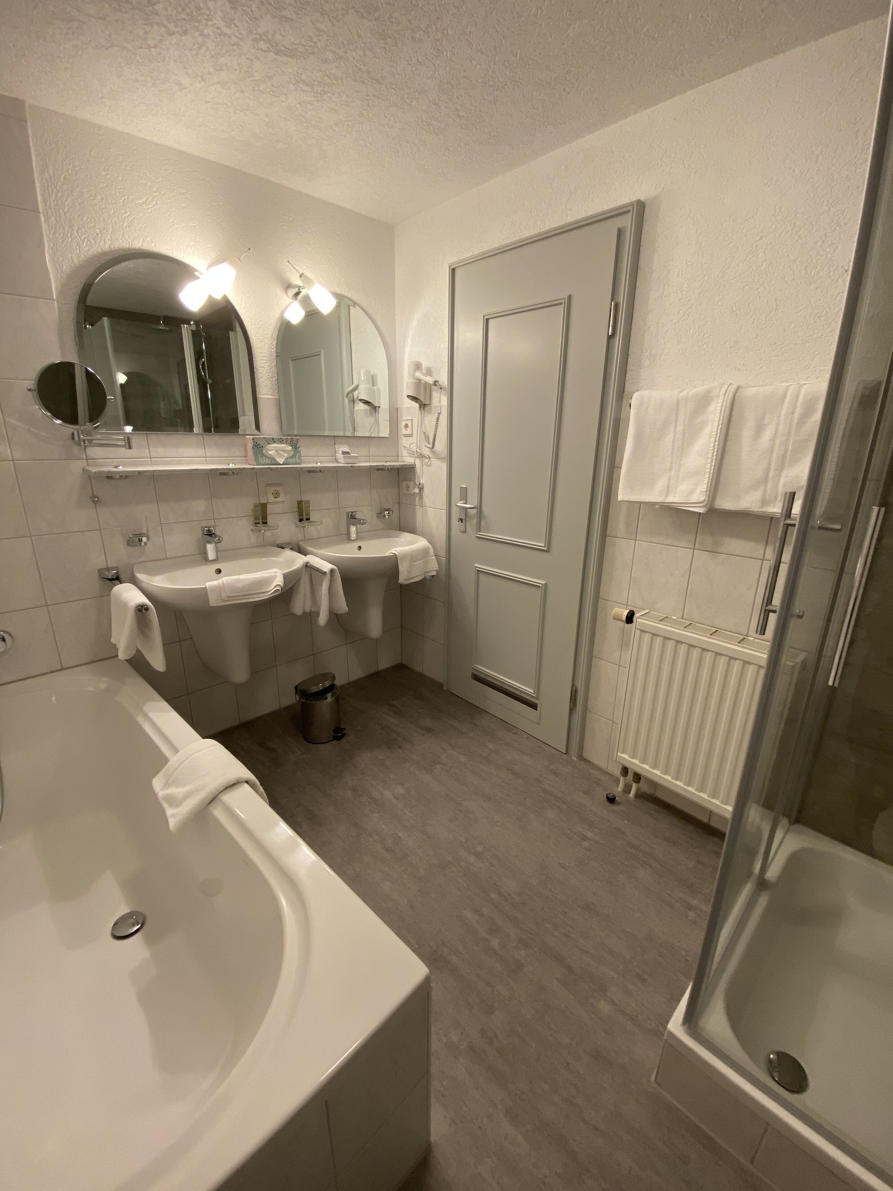 standard double room, non smoking | bathroom | free toiletries, hair dryer, bathrobes, slippers