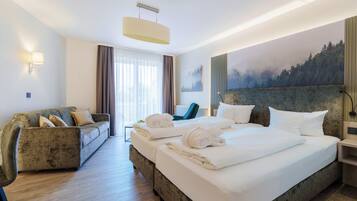 Superior Single Room, Non Smoking | Living area | Flat-screen TV