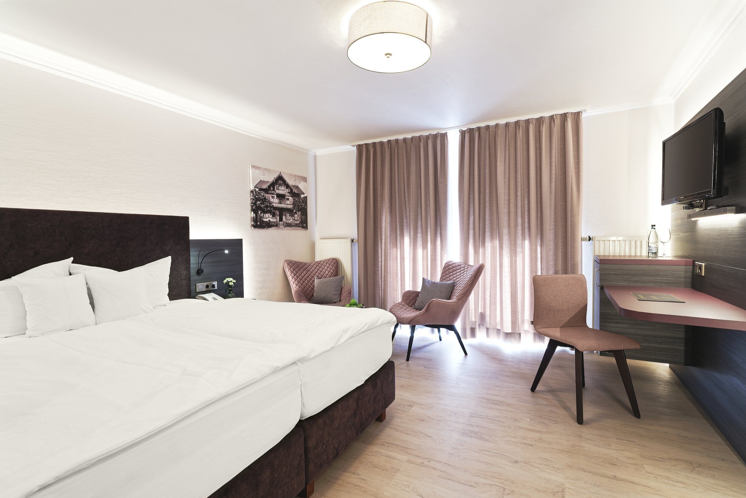 hypo-allergenic bedding, in-room safe, individually decorated, desk