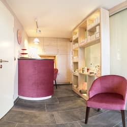 Salas de tratamiento para parejas, un sauna, una bañera de hidromasaje